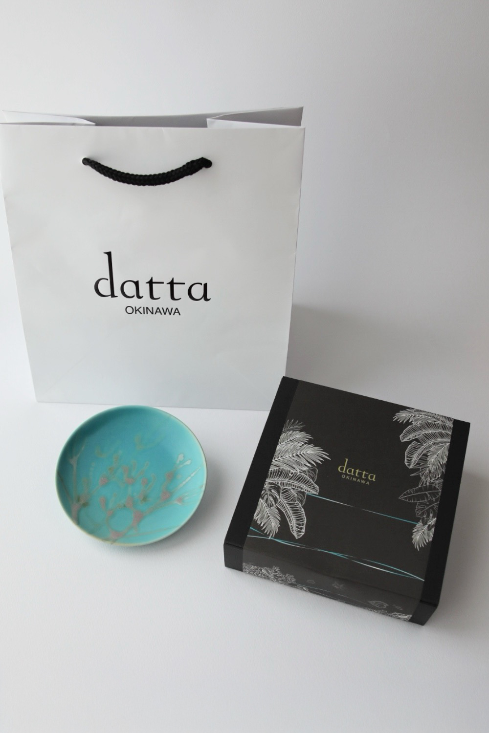 沖縄の海と縁起の良い珊瑚プレート 青色 4寸皿 やちむん 【ギフトボックス＆紙袋付き】